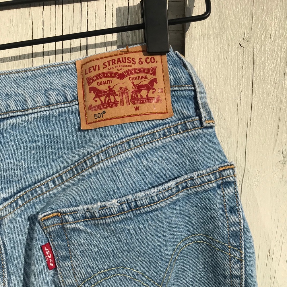 Levi’s 501 Light-wash denim jeans. Women’s Size 6